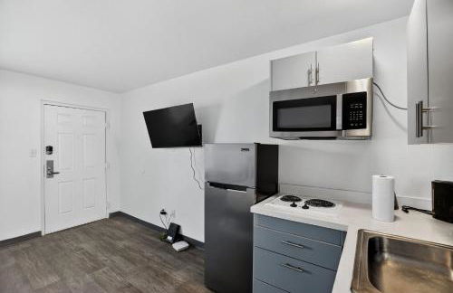 Chic furnished studio with inviting modern decor - Photo 6