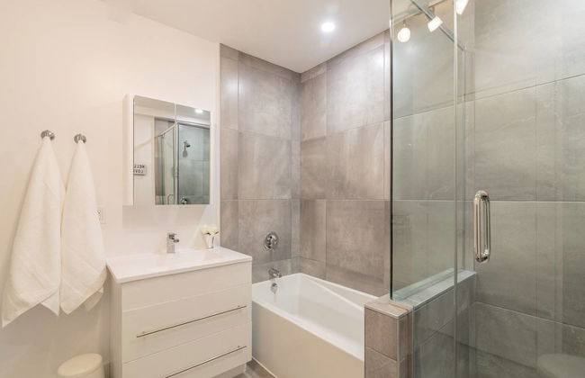 3 Br Luxury & Spacious Apartment in Little Italy - Photo 13