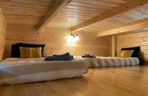 Serene 1BR Cabin near NC Z00 with Loft & Waterview - Foto 8