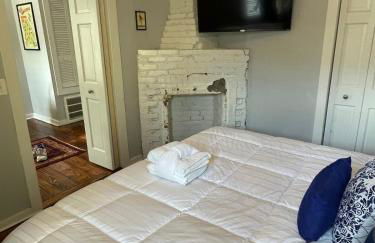 HISTORIC DOWNTOWN KING BED COTTAGE- PARKING and PATIO - Foto 37