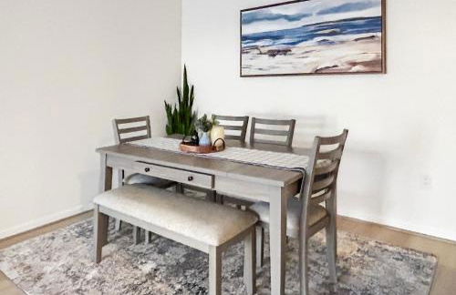 Modern and Comfy-2BR 2BA with pool access - ground floor, Near Outlets & Beaches - Foto 7