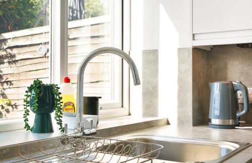 Bright 2BR Aylesbury Home, Sleeps 4, Parking, Work, Leisure, Friendly - Foto 27