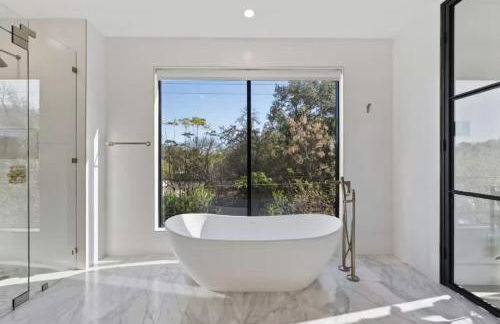 Barton Springs Luxe Heated Pool Spa Sleeps 16 - Photo 65