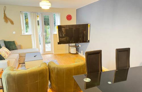 The Vogue Stay, 3 Bedrooms, 2 bathrooms, Ideal for JR & Oxford Hospitals, FREE CarPark, Conveniently located for Ring Road access, 2 miles from Oxford City Centre easy car & bus route - Foto 37