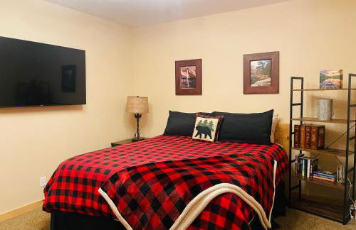 Adventure Awaits 3King Bed,2Bath Log Cabin in heart of Duck Creek Village! - Foto 22