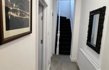 4 BR, Large & Modern Private House Central Location - Photo 10