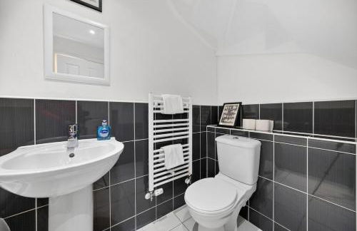 Spacious 4BR Newport Home - Ideal for Families & Groups - Foto 21