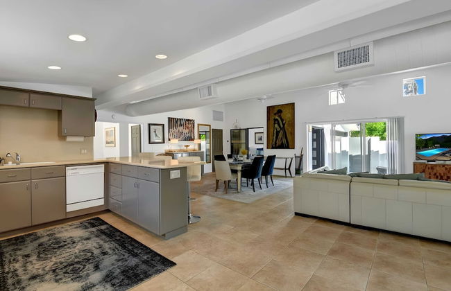 Modern Oasis w/ Pool, Patio Lounge, & Mountain Views Palo Verde by Avantstay - Foto 10