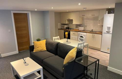 Stylish 1 Bedroom, 2 bed Basement Flat With Free Parking - Photo 19
