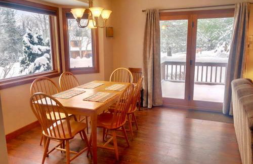 O8 Renovated Forest Cottage Townhome with great Mt Washington views fast wifi Walk to skiing - Foto 63