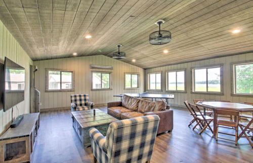 Lakefront Retreat with Dock and Game Room and Deck - Foto 29