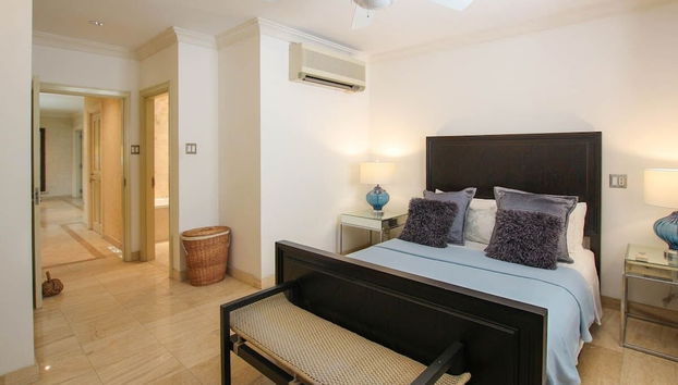 Beachfront luxury modern 2-bed apt with pool by BSL Rentals - Foto 3, Habitación