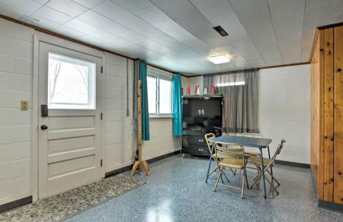 Cozy Postville Retreat with Fireplaces and Yard! - Foto 15