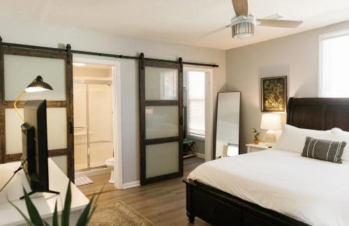 "The Homestead" UPSCALE STAY - Downtown with Yard - Foto 7