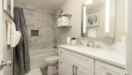 Rear deck w/ Soaking tub + Wi-Fi & Parking - Foto 5