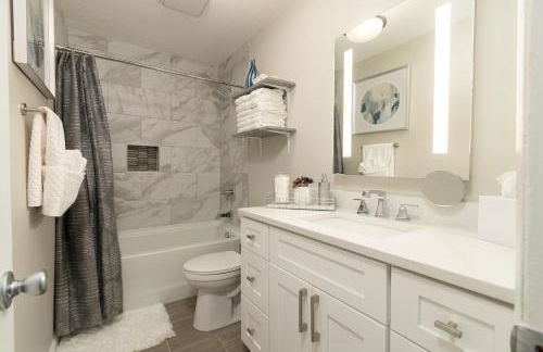 Rear deck w/ Soaking tub + Wi-Fi & Parking - Foto 5