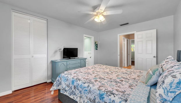 Sunny Retreat In Clearwater 2 Bedroom Home by RedAwning - Foto 5, Habitación