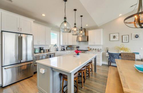 Beachfront Oasis w/ 2 Large Decks, BBQ & Views! - Foto 8