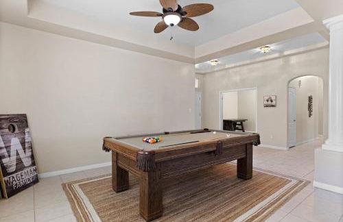 Stylish Silver Falls 4BR KING Master Game Room - Photo 8
