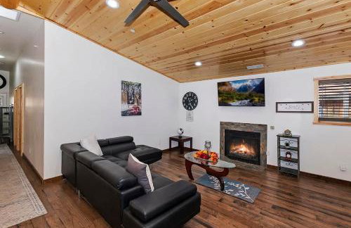 Stylish Elysian Big Bear Cabin w Enclosed backyard - Photo 22