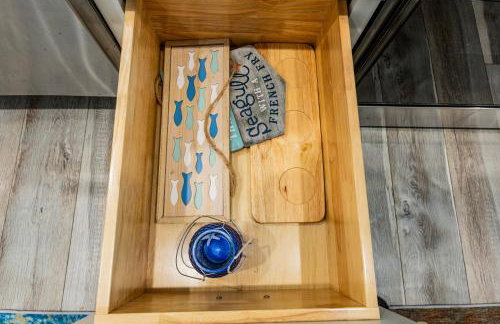 Relax And Sea NEW Luxury Canal-View Escape Gated Community Firepit and Decks - Foto 49