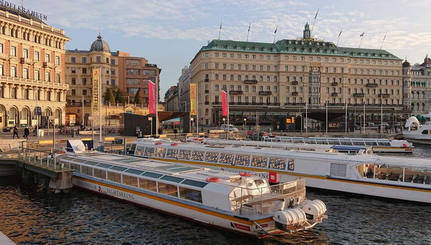 Barche attraccate davanti al Grand Hotel di Stoccolma