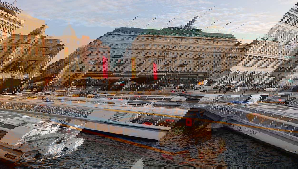 Barcos atracados em frente ao Grand Hotel de Estocolmo