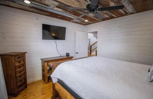 Ozark Escape - Hot Tub Mountain Views and Near Buffalo River - Photo 22