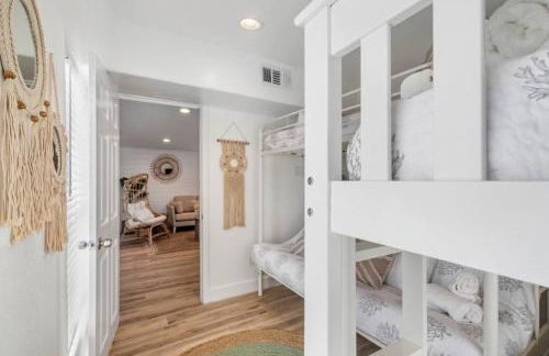 Beach Bungalow with Gorgeous Deck, Close to Beach - Foto 13