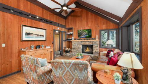 Chicadees Lake Lookout - A wood-burning fireplace, beautiful lake views, king and queen bedrooms, deck dining, and easy access t - Foto 5