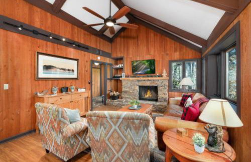 Chicadees Lake Lookout - A wood-burning fireplace, beautiful lake views, king and queen bedrooms, deck dining, and easy access t - Foto 5