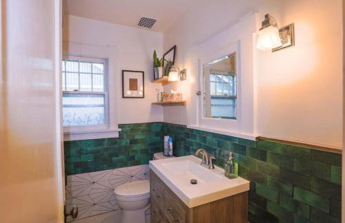 Charming 1920s Retreat Modern Kitchen 5 minutes to Dining and Med District - Foto 33