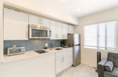 Sunny 1 Bedroom in the Heart of Venice Beach - #3 - Photo 10