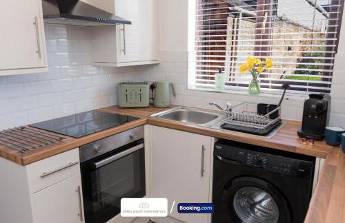 Award-Winning Four Bedrooms House, Parking, WiFi By Derby Short Term Rental Short Lets & Serviced Accommodation Derby - Foto 19