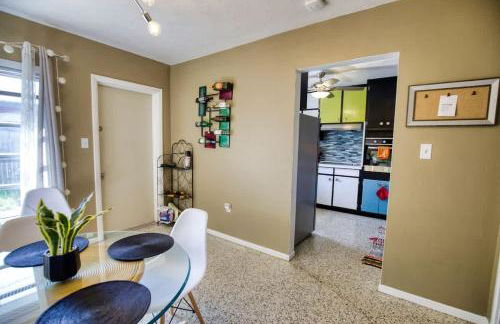 Retro-Inspired Stay BBQ Patio Close to Downtown - Foto 14