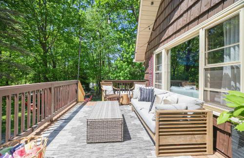 Family Pocono Gem by the lake with private sauna, hot tub, and huge game room - Foto 50