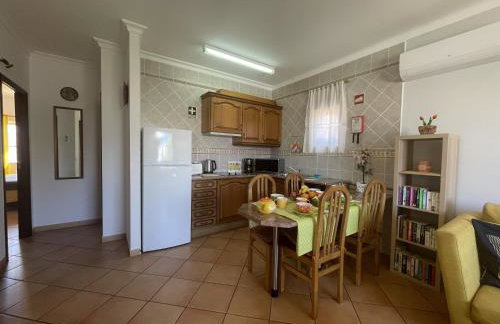 VILLA EBER - independent 1 & 2 bedroom apartments, pool, air con, fast Wi-Fi, near old town of Albufeira and beaches - Foto 17