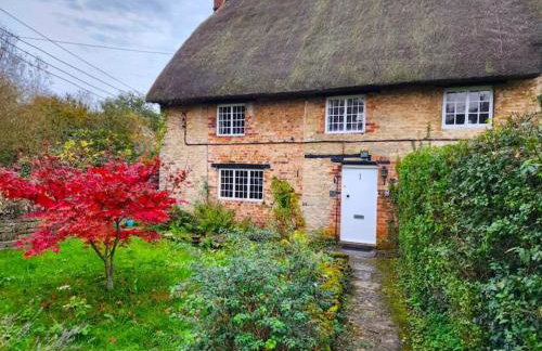 Swan Cottage 2-Bedroom-Netflix-Parking-Nature-Canal - Photo 3