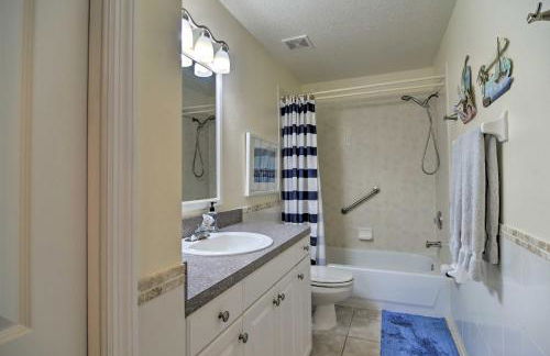 Large Balcony and Water Views Indian Shores Condo! - Foto 26