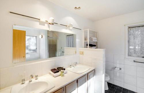 Great Barrington Lakeside Getaway with Kayak and Grill - Foto 20