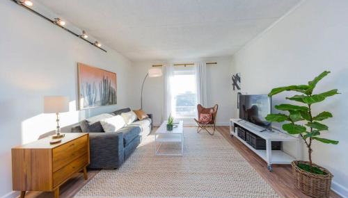 Music Row Retreat with Pool and Free Parking, Walk to Bars! - Foto 2