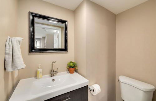 Cozy Full Home with Parking, 10min Walk to Bridge St - Photo 14