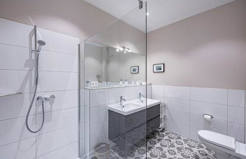 Traditional Architecture Meets Modern Design - Photo 20