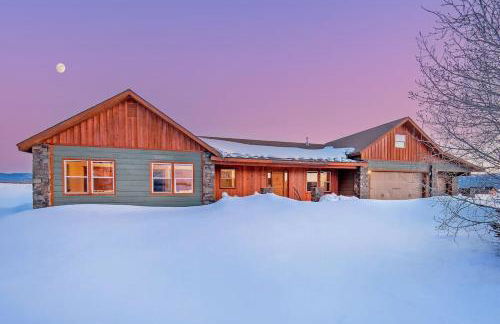 Family Fun Fireplace & Huge Deck - Photo 10