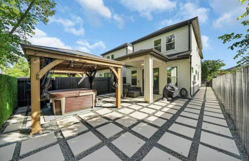 Gray Lux Hse 3BR 3 and half Ba MedCenter DownTWN HotTub - Photo 23