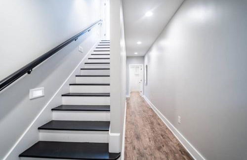 Contemporary 2BR2BA w-King - Den - Private Entry-Yard - Foto 9