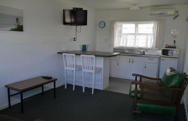 Raglan Palm Beach Motel - Photo 32