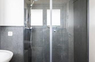 - Zen Haven Luxurious 3-Room Japanese-Themed Apartment with King-Size Beds, Balcony, Bamboo Accents, Entertainment Galore & Private Parking - Near Airport & Train Station - - Photo 27