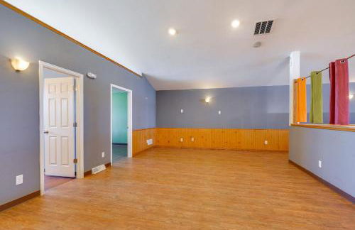 Huge Kitchen and Open Interior Pueblo Group Getaway - Foto 24