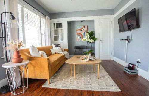 Pet-Friendly Stay, Mins to Beach, Conv Ctr, Prkg LB B - Foto 2